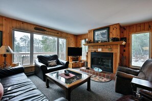 Cabane, plusieurs lits, patio | Coin séjour