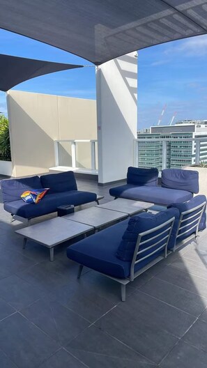 Property grounds - Skyline views & Rooftop Pool in Trendy Newstead (Fortitude Valley)