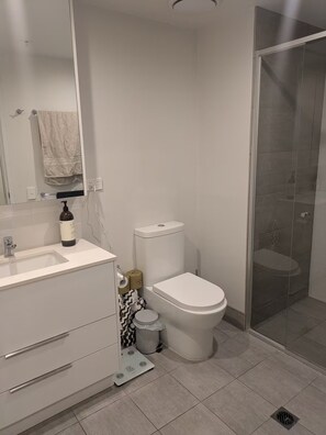 Shower, hair dryer, towels, soap - Skyline views & Rooftop Pool in Trendy Newstead (Fortitude Valley)