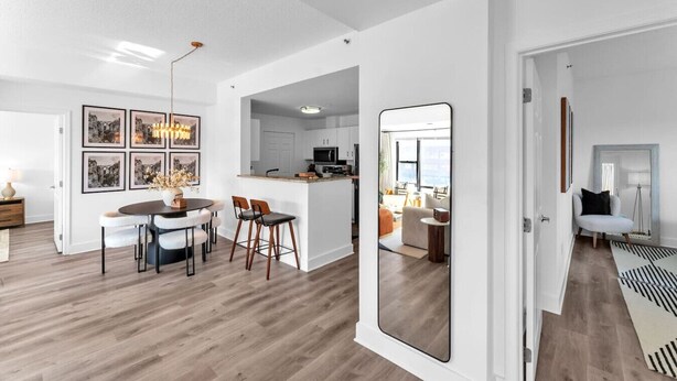 Un apartamento moderno con comedor, cocina y sala de estar.