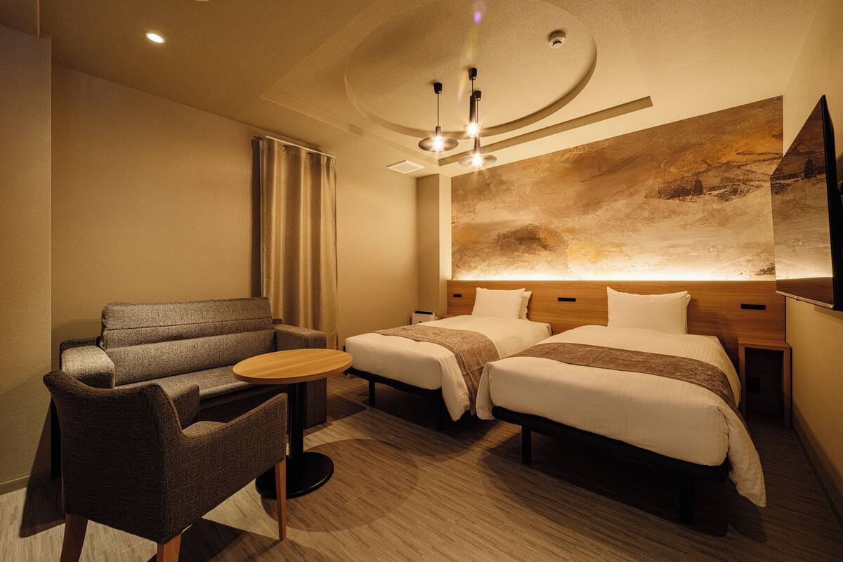 Deluxe Twin Room | In-room safe, blackout drapes, iron/ironing board, free WiFi