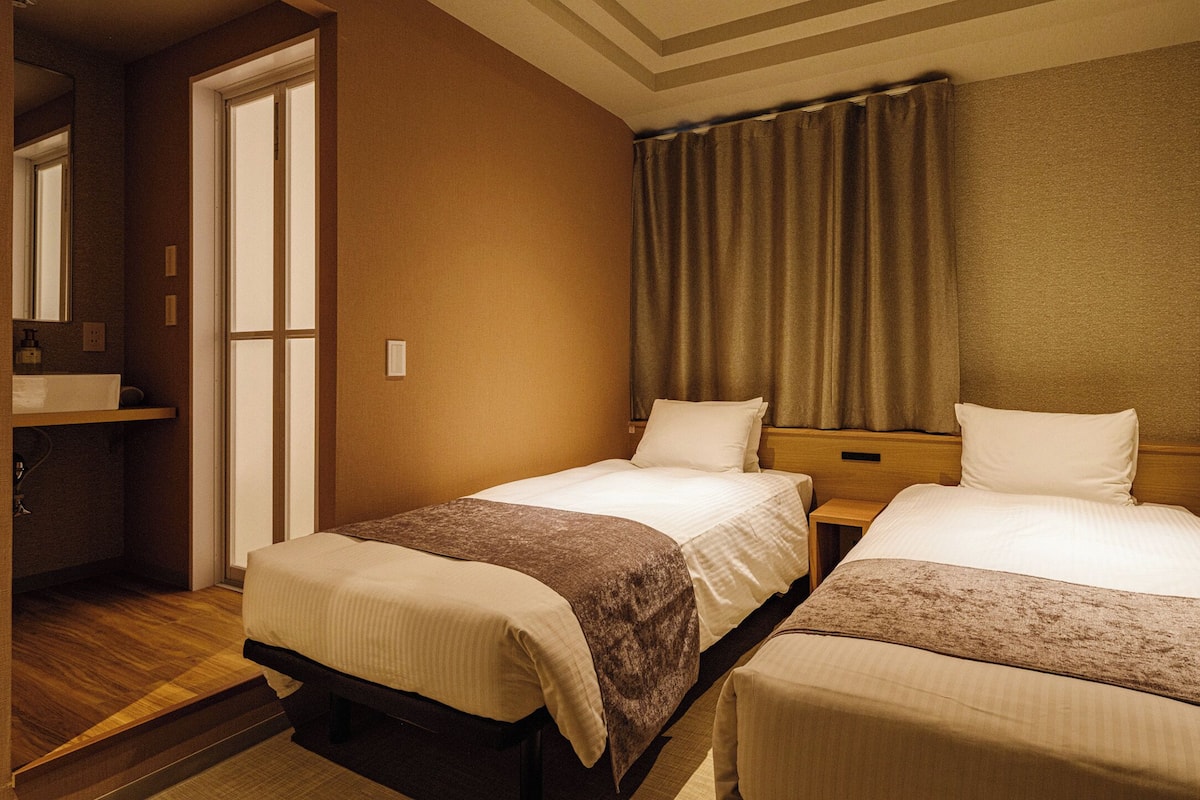Economy Twin Room | In-room safe, blackout drapes, iron/ironing board, free WiFi
