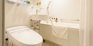 Een haardroger, pantoffels, handdoeken, zeep