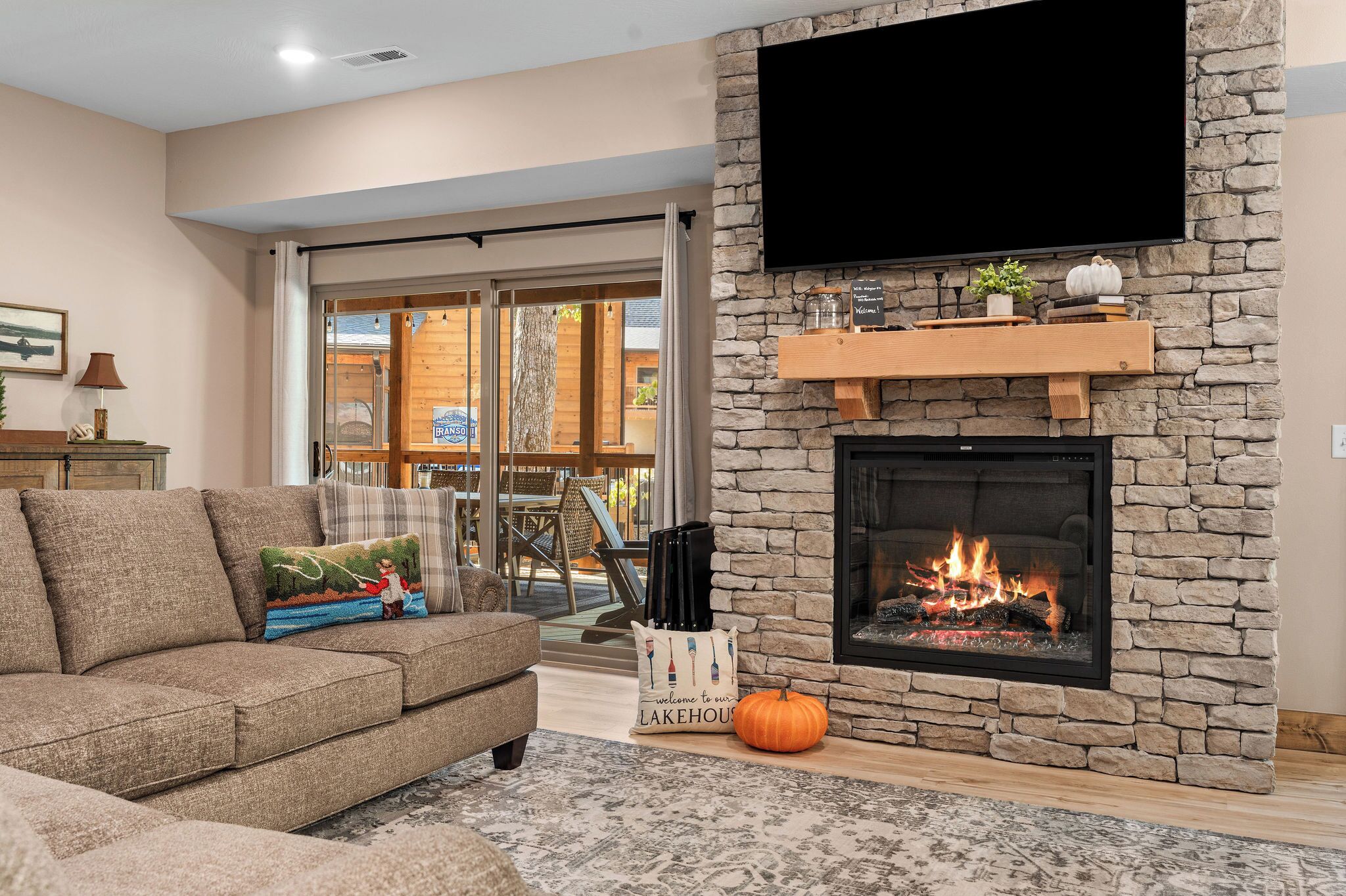 Smart-TV, Kamin, Videospiele