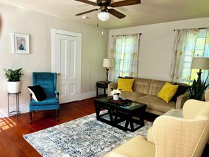 Smart TV, books, stereo - Mariam's On Becket (Salem)