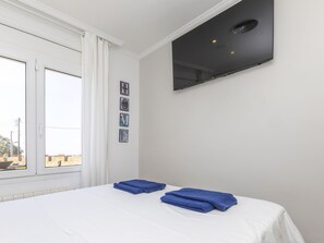 4 عدّة غرف نوم ومكتب وخدمة الإنترنت