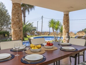 تناول الطعام بالخارج