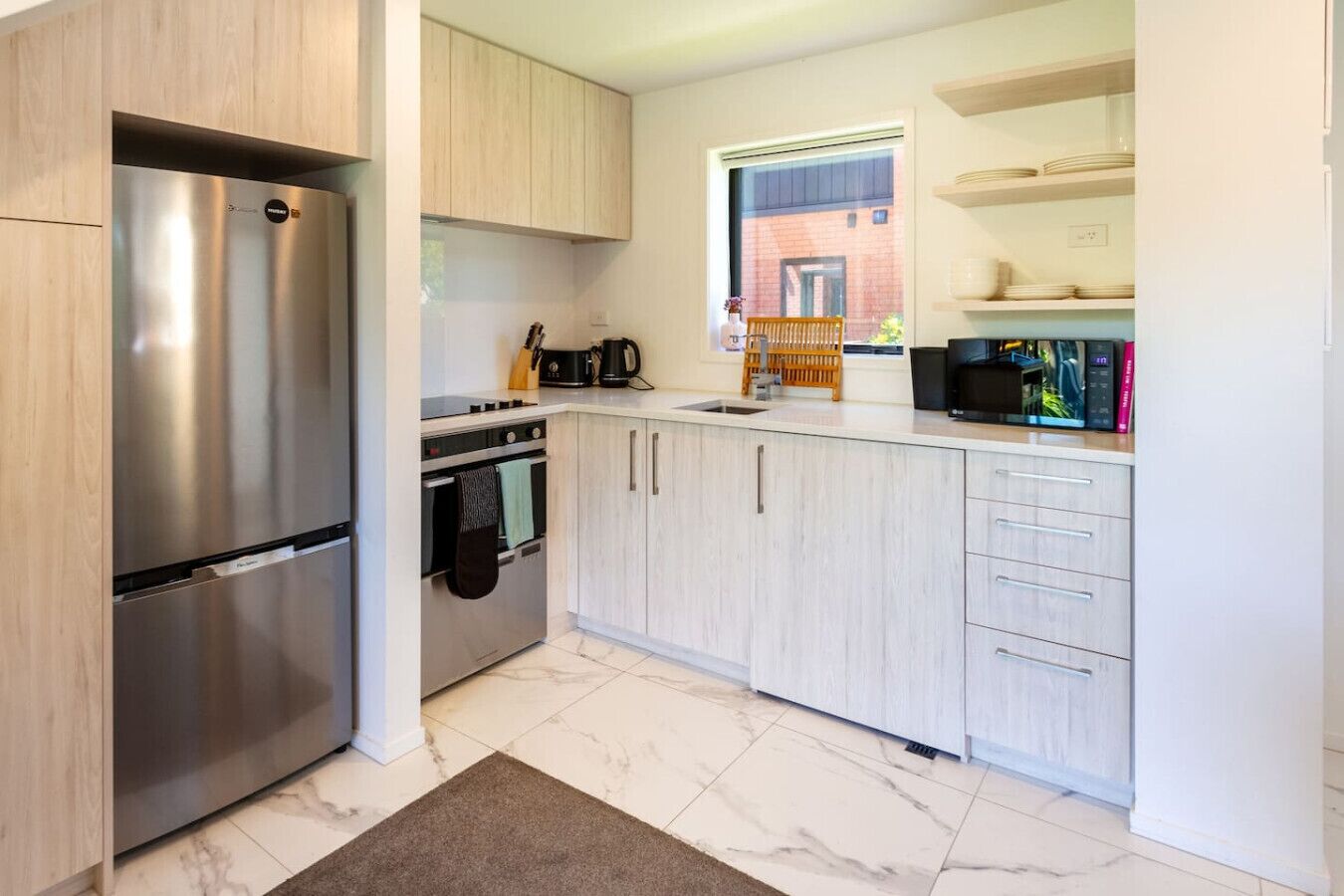 Coffee/tea maker, fridge, microwave, oven