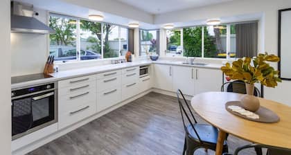 Ideal Studio Getaway – Close to the Airport