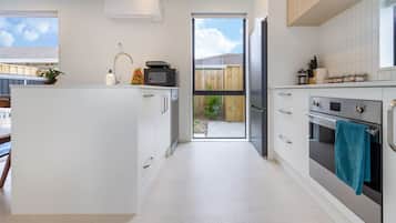 Frigorífic, microones, forn i placa de cuina