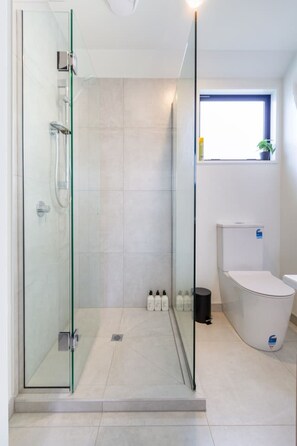 Secador de pelo, toallas, jabón y champú