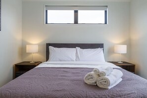 Tabla de planchar con plancha, wifi gratis y ropa de cama 