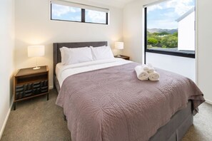 Tabla de planchar con plancha, wifi gratis, ropa de cama