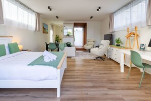 Työpöytä, silitysrauta/-lauta, ilmainen Wi-Fi, vuodevaatteet