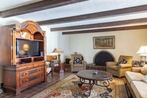 Fernseher, Kamin, Stereoanlage