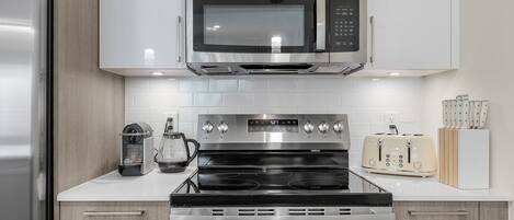 Kühlschrank, Mikrowelle, Ofen, Herdplatte