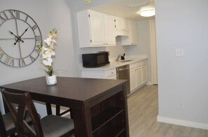 Dining - Charming 2-bedroom townhome in vibrant Phoenix sorrounded by mountains (Phoenix)