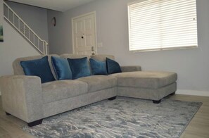 Living area - Charming 2-bedroom townhome in vibrant Phoenix sorrounded by mountains (Phoenix)