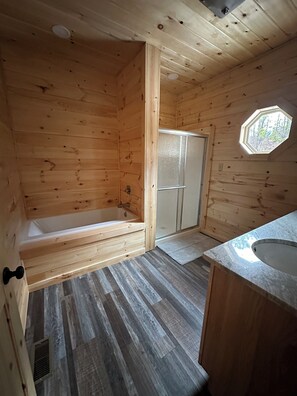 Dusch, bubbelbadkar, hårtork och handdukar