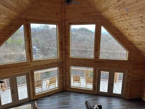 Luxurious 5-bedroom cabin with spectacular mountain views in a private community