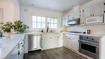 Kühlschrank, Mikrowelle, Ofen, Geschirrspüler