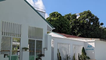 Vista frontal de la propiedad