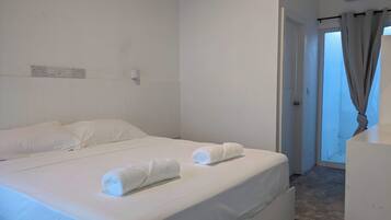 Double Room, Courtyard View | Desk, free WiFi