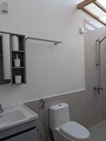 Ducha, artículos de tocador gratuitos, toallas, jabón