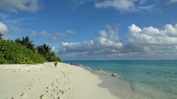 Una playa cerca, arena blanca