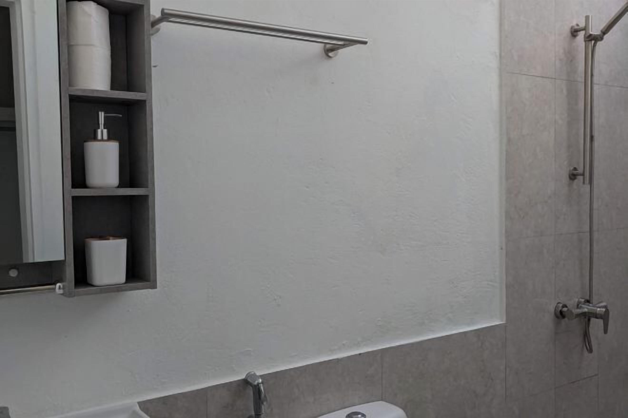 Badkamer | Een douche, gratis toiletartikelen, handdoeken, zeep