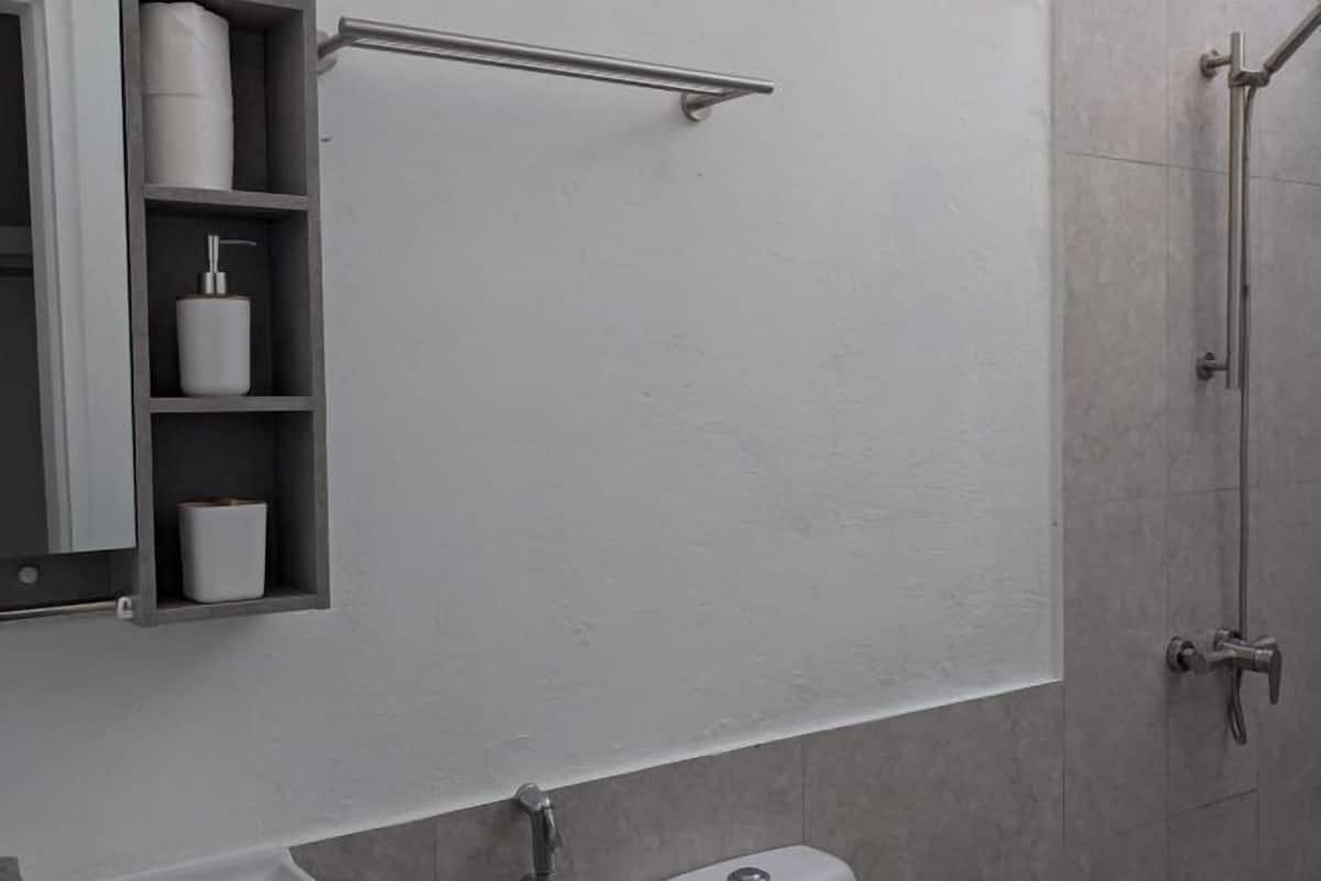 Salle de bain | Douche, articles de toilette gratuits, serviettes fournies, savon