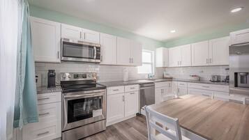 Geladeira, micro-ondas, fogão, cooktop