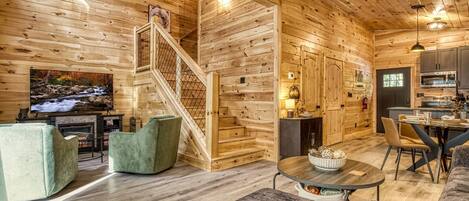 Smart-TV, Kamin, DVD-Player, Bücher