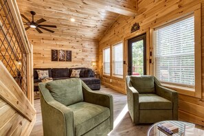 Smart-tv, eldstad, dvd-spelare och böcker