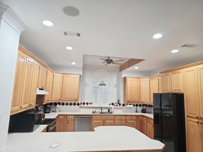 Kjøleskap, mikrobølgeovn, ovn og kokeplater