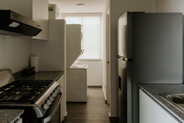 Refrigerador, microondas, horno y cafetera y tetera 