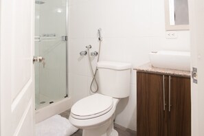 Shower, hair dryer, towels - Modern and Design 2BR in Panama City 5A (Ciudad de Panamá)