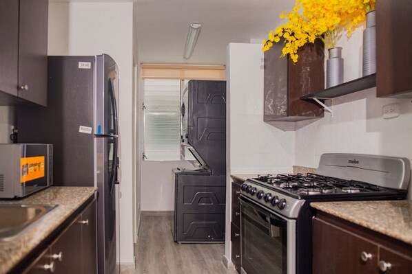 Frigorífico, microondas, horno y cafetera o tetera