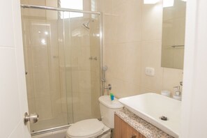 Shower, hair dryer, towels - Modern and Design 2BR in Panama City MC (Ciudad de Panamá)