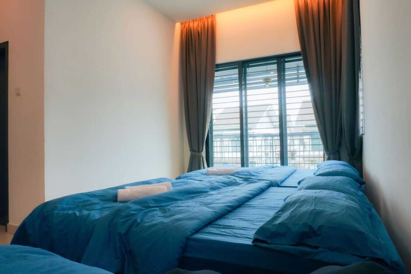 4 bedrooms, desk, WiFi