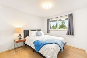 4 bedrooms, desk, iron/ironing board, WiFi - Spacious 4-bedroom house in nice SeaTac with WiFi (SeaTac)