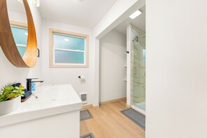 Ducha, secador de pelo, toallas y jabón