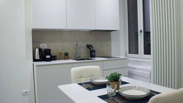 Kühlschrank, Herdplatte, Wasserkocher mit Kaffee-/Teezubehör