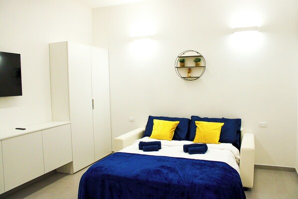 1 bedroom, travel cot, WiFi, bed sheets