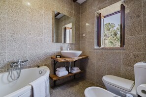 Shower, hair dryer, towels - Holiday Home 'Turismo Rural No Gerês' with Mountain View, Private Garden and Wi-Fi (Carvalheira)