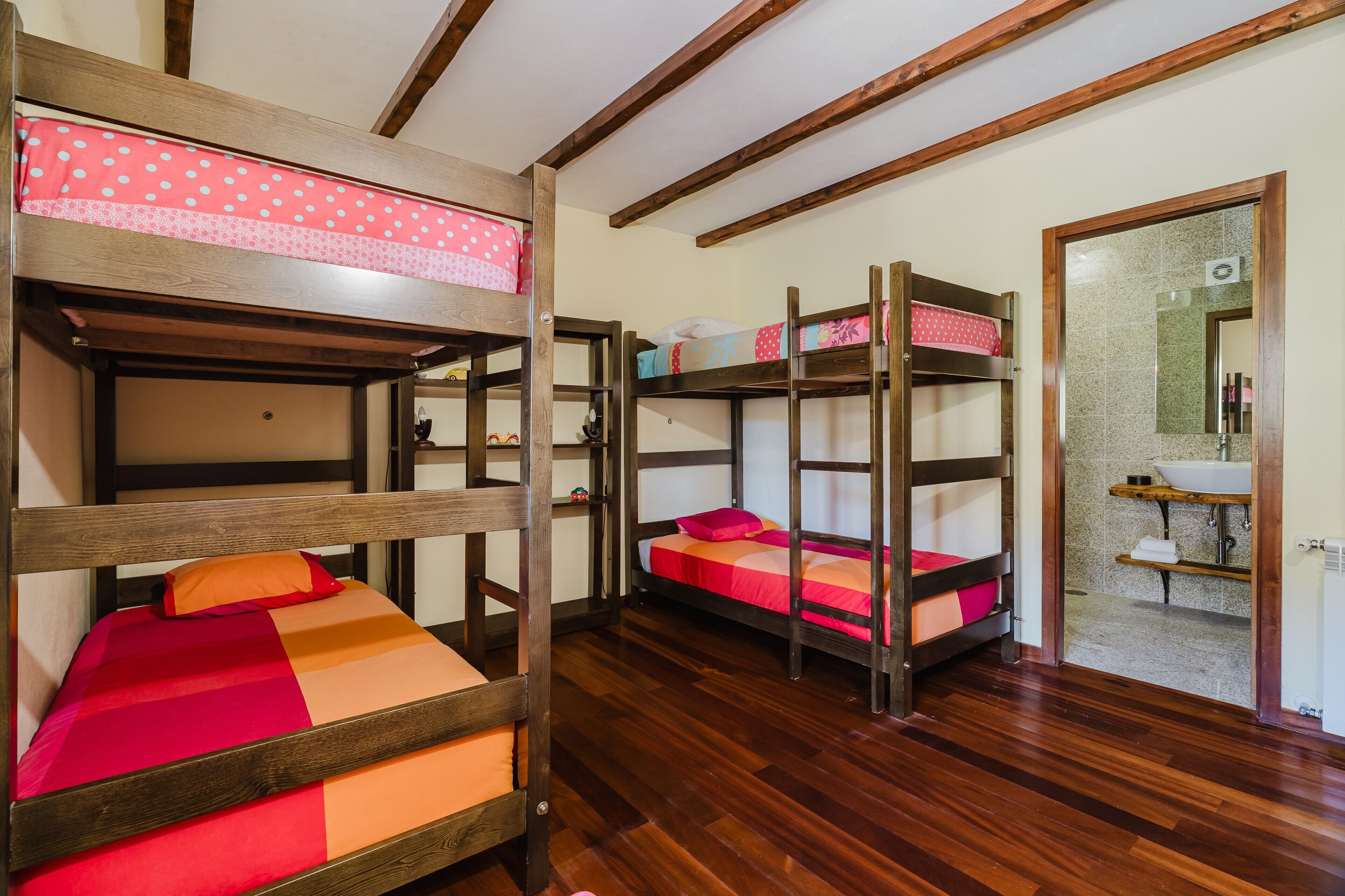 6 多间卧室、熨斗/熨衣板、免费 WiFi、床单