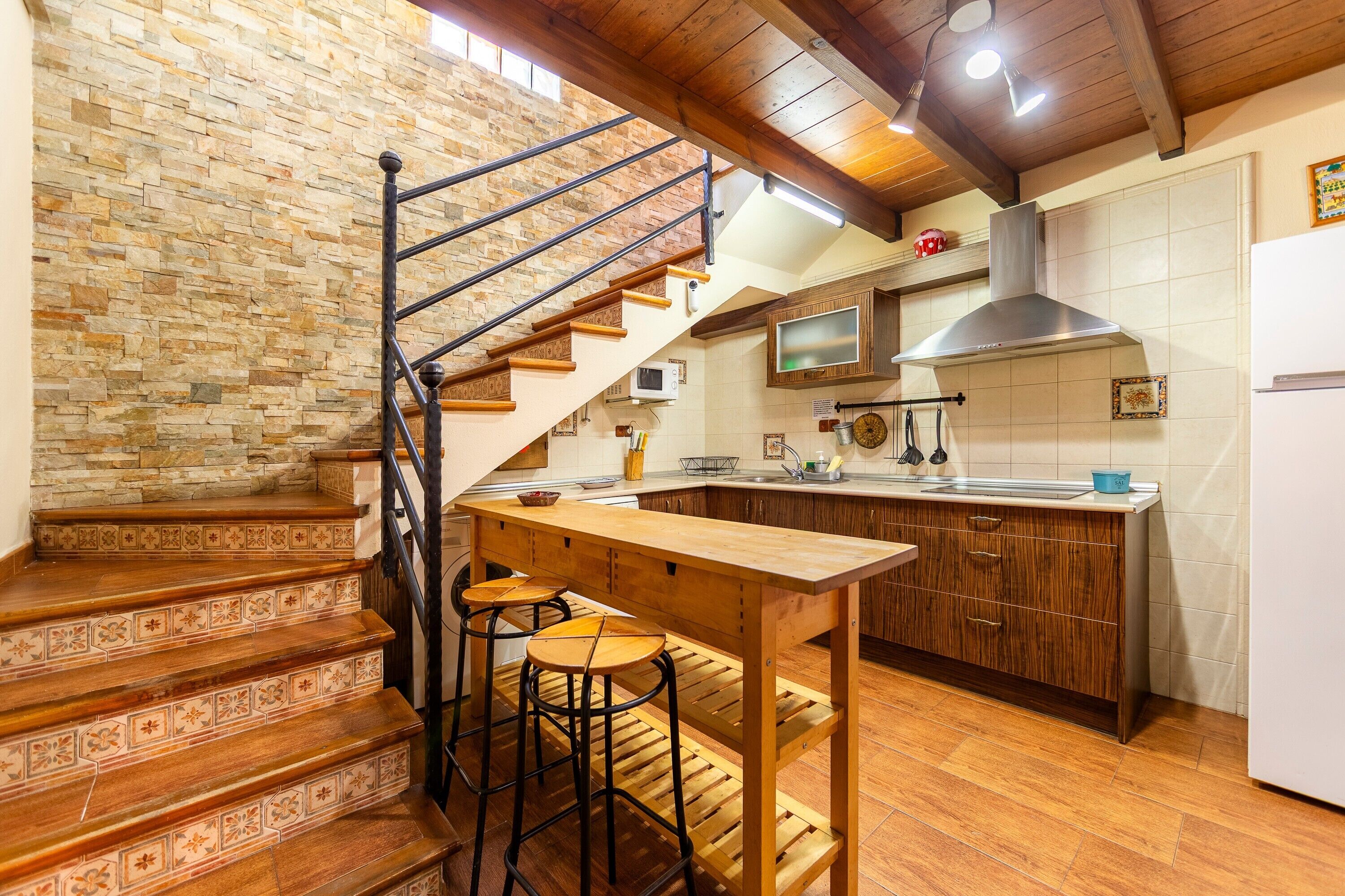 Jääkaappi, mikroaaltouuni, uuni, liesi