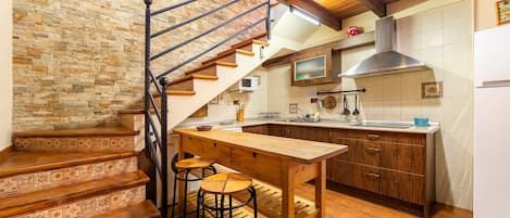 Jääkaappi, mikroaaltouuni, uuni, liesi