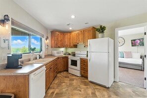 Refrigerador, microondas, horno, placa de cocina