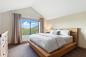 4 bedrooms, desk, iron/ironing board, travel cot - The Sanctuary at Prescott-Downtown-Hot Tub & Views (Prescott)